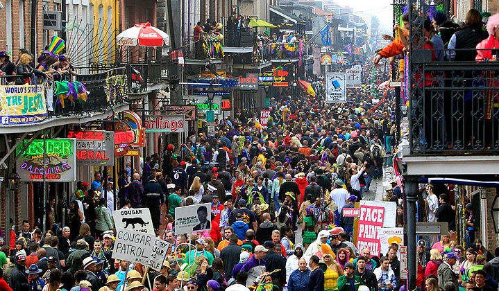 Crowds flood Bourbon Street on Mardi Gras Day in New Orleans, Louisiana February 12, 2013. REUTERS/Sean Gardner (UNITED STATES - Tags: SOCIETY ENTERTAINMENT) ORG XMIT: NEW010